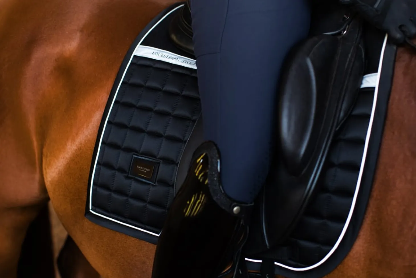 Reflektierende Dressurschabracke Performance